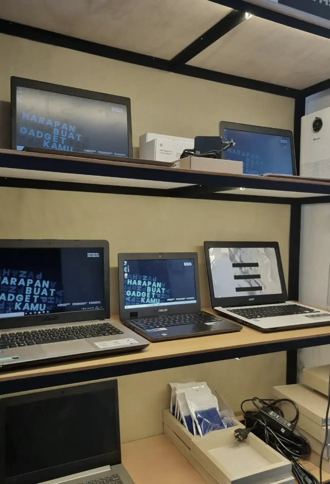 Rak laptop di toko Harapan Komputa